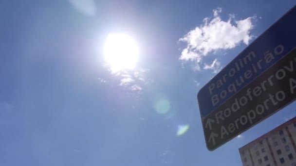 Passare Sotto Cartello Stradale Con Sole Splendente Scivolare Avanti Quindi — Video Stock