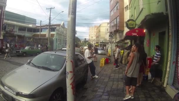 Les Gens Qui Parlent Marchent Dans Petite Rue Cobbles Handheld — Video