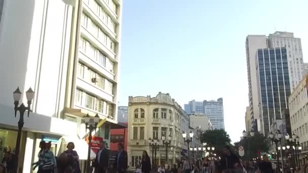 Gente Que Camina Alrededor Foutain Calle Ocupada Caminando Hacia Adelante — Vídeos de Stock