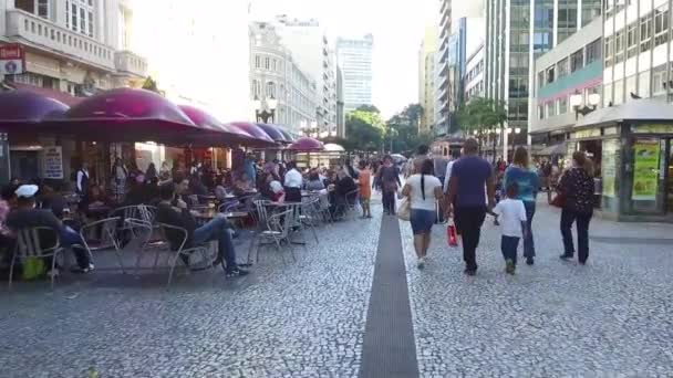 Menschen Die Vorbeigehen Und Restaurants Freien Sitzen Folie Vorwärts — Stockvideo