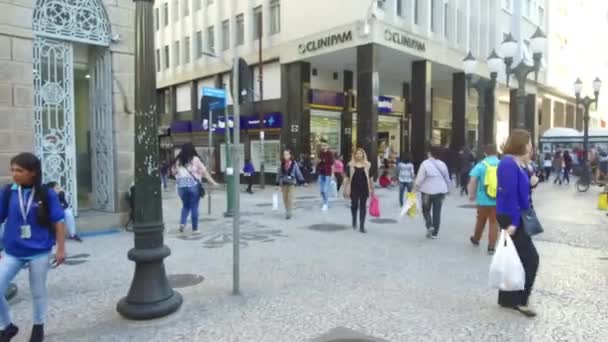 Menschen Die Belebten Straßen Vorbeigehen Pan Von Links Nach Rechts — Stockvideo