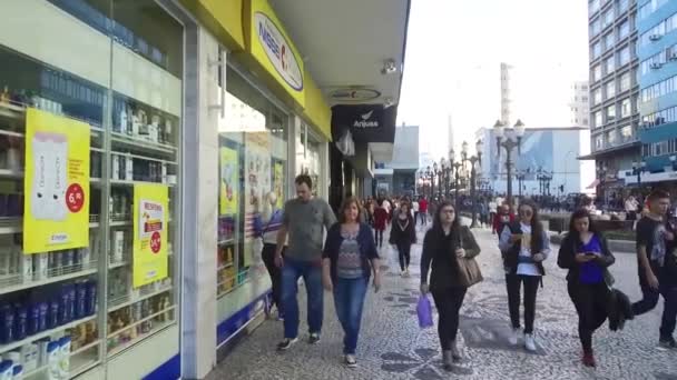 Люди Идущие Оживленной Улице Фонарями Магазинами Пан Слева Направо — стоковое видео
