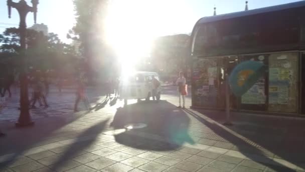 Pessoas Andando Luz Negra Como Sol Brilha Câmera Pan Direita — Vídeo de Stock