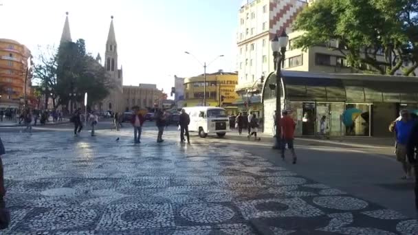在繁忙的广场上行走的人 从泛右到左 — 图库视频影像