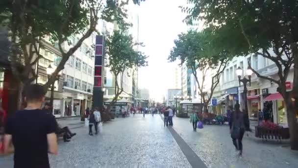 Personnes Marchant Dans Rue Occupée Entourée Arbres Glissez Vers Avant — Video