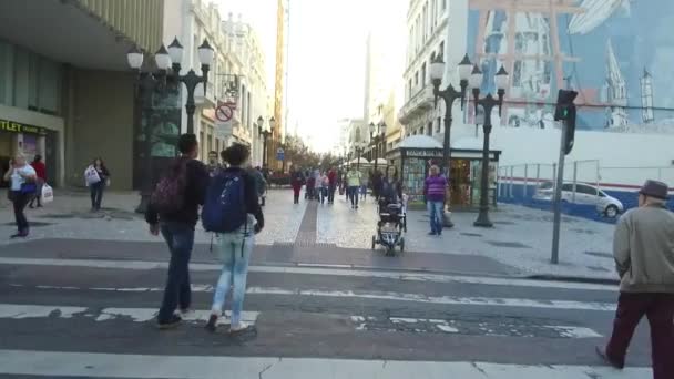 Люди Які Йшли Минулим Пішохідним Пішохідним Перехрестям Ідуть Уперед — стокове відео
