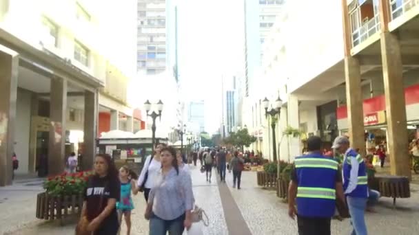 Sun Shining Busy Street People Walking Buildings Slide Forward — стоковое видео