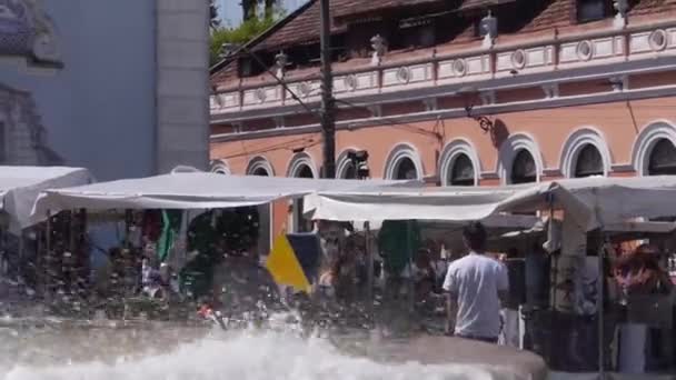 Water Stroomt Uit Foutain Voorkant Van Mensen Buurt Van Markt — Stockvideo