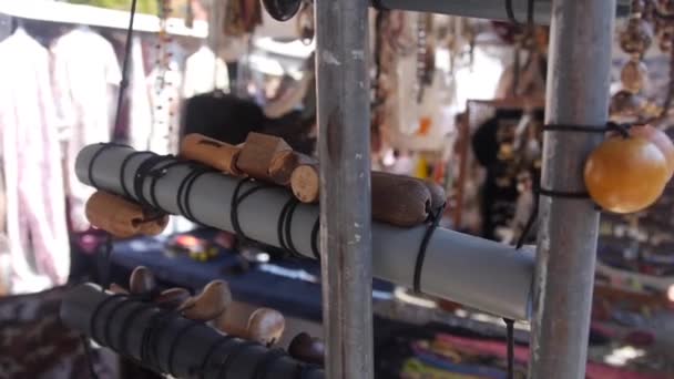 Ξύλινα Καλούδια Βραχιόλια Hung Pipe Market Stand Slide Προς Πίσω — Αρχείο Βίντεο
