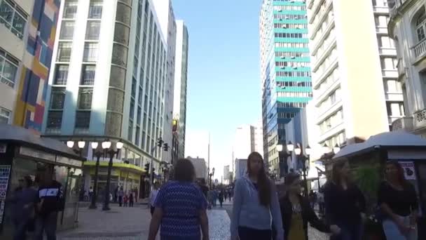 Mujer Caminando Con Gente Caminando Por Calle Ocupada Cerca Edificios — Vídeos de Stock