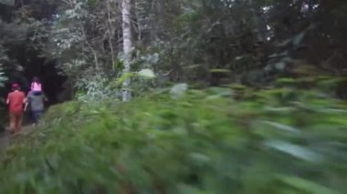 Flora 'dan geçerken arkada insanlar vardı, yaklaş ve ileri doğru kay, sonra yavaşla..