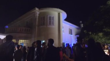 Aktif Gece Hayatı Binası 'nın yakınındaki insanlar Sağdan Sola Kayıyor.