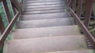 Tahta merdivenlerden inip çıkıyorlar, ileri doğru kayıyorlar..