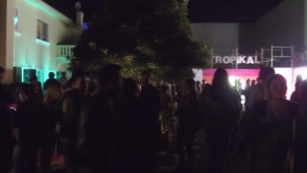 People Talking Walking Building Active Nightlife Pan Right Left — Stock Video