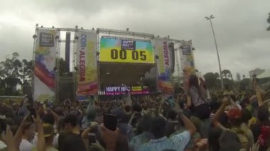 Countdown On Stage To Moment Crowd Throws Colorful Powder In The Air And Dances - Handheld.