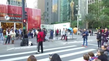 Michael Jackson 'ın Sokakta Dans Ettiği Gibi Genç Bir Adam