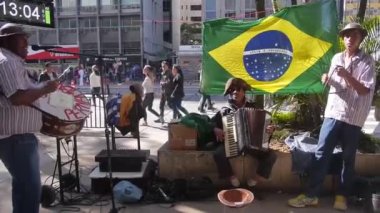 Havalı Busking Sanatçıları Arka Tarafında Brezilya Bayrağıyla Sokaklarda Müzik Çalıyor