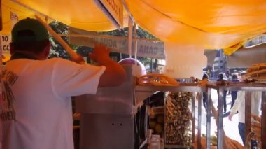 Şeker Suyu 'nu bir makineye sıkıştırarak Çubuktan çıkarmak - Kapat