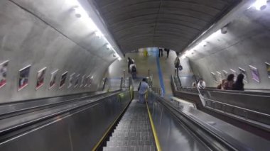 Yürüyen merdivenden inip metro istasyonuna giriyoruz.