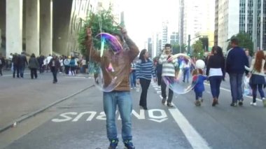 Busy Street 'te İki Büyük Baloncukla Başa Çıkan Adam - Statik - Yavaş Hareket