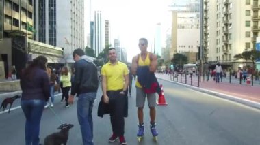 Kalabalık Bulvarda Paten Yapan ve Koşan İnsanlar Paulista İleri Kayıyor