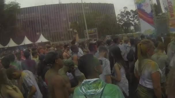 Crowd Covered Colorful Powder Dancing Front Stage Pan Right Left — Vídeos de Stock