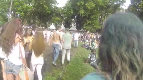 Walking Crowd People Sitting Grass Walking Forward Pan Left Right — Vídeo de Stock