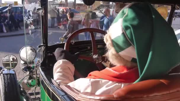 Green Hatted Santa Abuela Sosteniendo Volante Enfoque Derecha Izquierda — Vídeos de Stock