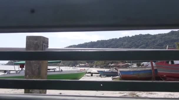 金属地基后面靠岸的船 左向右滑动 然后从泛左向右滑动 — 图库视频影像