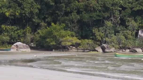 Dağın Kıyısındaki Sahilde Dalgalar Küçük Tekne Kayar Sonra Aşağı Iner — Stok video