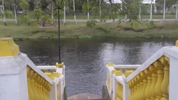 Gelbe Treppe Die Zur Wasserquelle Führt Handheld — Stockvideo