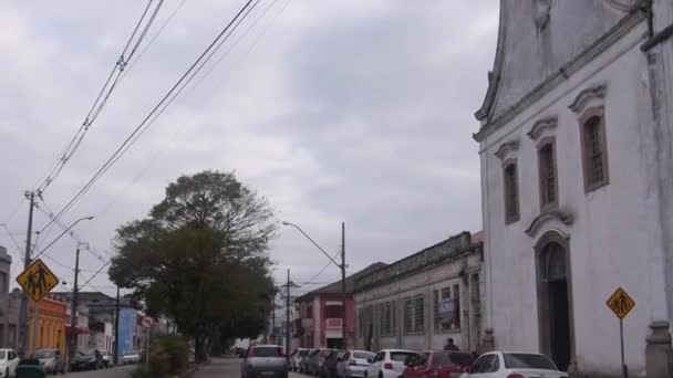 街景下的建筑物及人行道 由右到左 — 图库视频影像