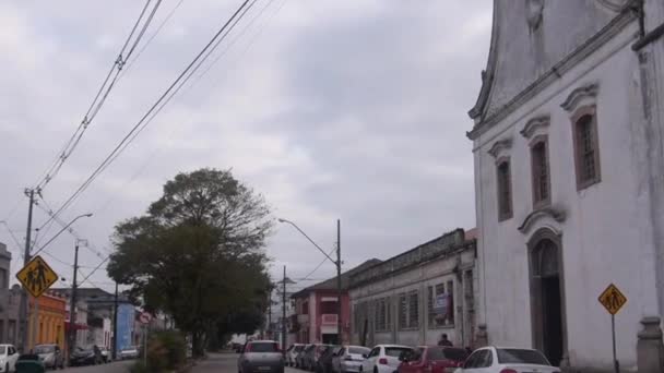 Gebäude Und Gehweg Einem Straßenblick Schwenken Von Rechts Nach Links — Stockvideo