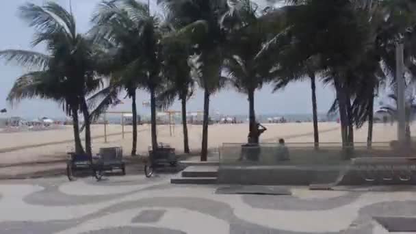 Passando Por Pessoas Bicicleta Perto Praia Vista Janela Ônibus Slide — Vídeo de Stock