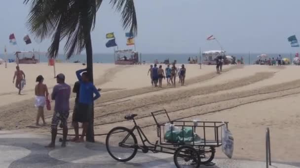Pasando Por Gente Caminando Cerca Playa Restaurante Vista Desde Ventana — Vídeo de stock