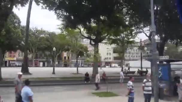 Nsanlar Otobüsler Tarafından Hızla Geçiliyor Otobüs Kazandıktan Sonra Meydanın Yakınından — Stok video
