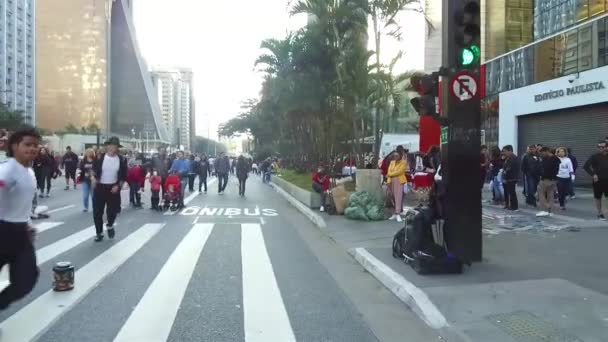 Hombres Bailando Con Energía Michael Jackson Rodeados Multitud Pan Derecha — Vídeos de Stock