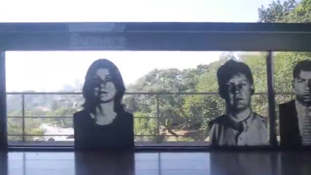 Flora Nın Önündeki Metro Istasyonunun Duvarlarına Siyah Beyaz Yüzler Basılmış — Stok video