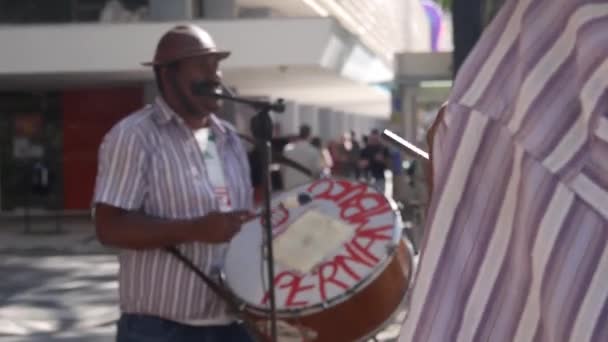 Busking Músico Tocando Tambor Brasileño Caxia Cantando Estático — Vídeos de Stock