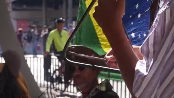 Busking Musiker Spielt Das Dreieck Mit Cool Hatted Akkordeonist Mit — Stockvideo