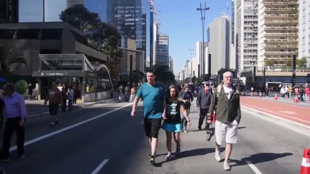 Forgalmas Utcára Néző Közel Egy Metróállomás Ahol Emberek Sétálnak Kerékpározás — Stock videók