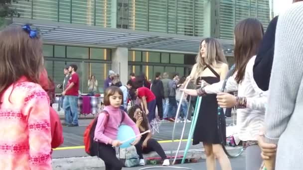 Kinderen Spelen Met Hula Hoepels Drukke Straat Buurt Van Gebouwen — Stockvideo