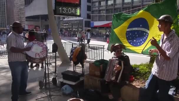 Cool Busking Artistas Jamming Con Bandera Brasileña Parte Trasera Cerca — Vídeos de Stock