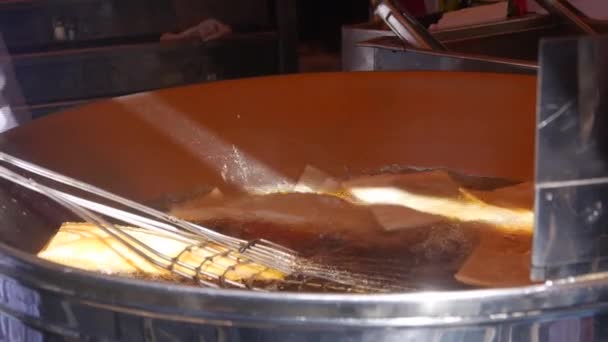 요리하는크 리임을 기름에 요리할 때까지 거리의 대접할 준비를 때까지 요리하라 — 비디오