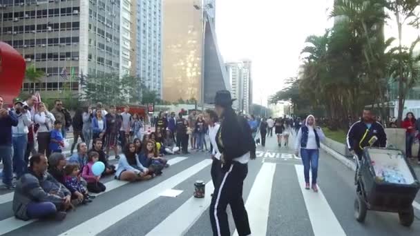 Dançando Como Michael Jackson Zebra Cruzando Perto Multidão Estático — Vídeo de Stock