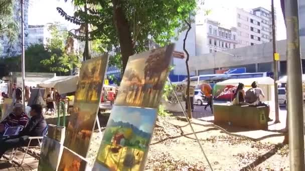 Pintura Exposta Pessoas Que Caminham Sunny Street Pan Direita Para — Vídeo de Stock