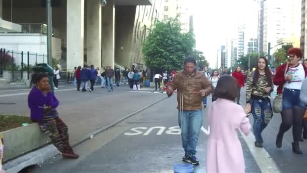 小女孩兴奋地看到男人在繁忙的街道上制造气泡 慢动作 — 图库视频影像