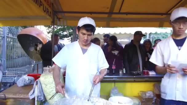 Mann Kocht Essensstand Rückwärts Gleiten Dann Von Rechts Nach Links — Stockvideo