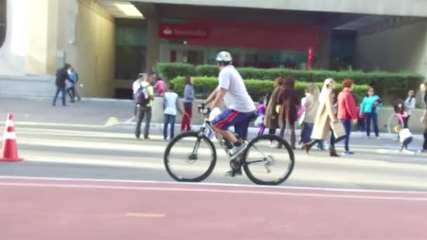Mann Auf Fahrrad Belebter Straße Rutsche Von Rechts Nach Links — Stockvideo