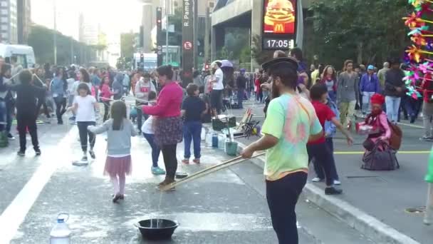 Man Making Bubbles Balloon Stand Busy Street Static Slow Motion — Stock Video